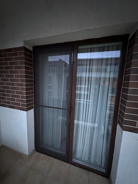 Plase de tantari pe balamale geam si usa - Montaj - Baiatu cu plasele