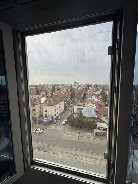 Plase de tantari pe balamale geam si usa - Montaj - Baiatu cu plasele