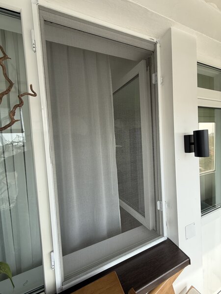 Plase de tantari pe balamale geam si usa - Montaj - Baiatu cu plasele