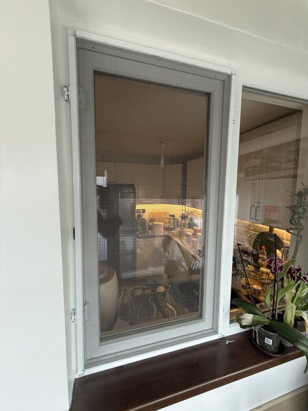 Plase de tantari pe balamale geam si usa - Montaj - Baiatu cu plasele