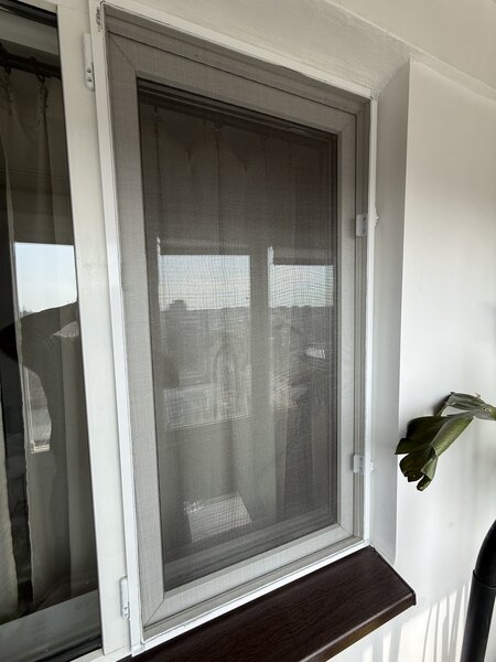 Plase de tantari pe balamale geam si usa - Montaj - Baiatu cu plasele