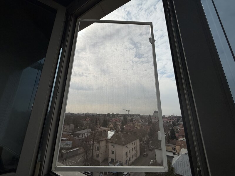 Plase de tantari pe balamale geam si usa - Montaj - Baiatu cu plasele