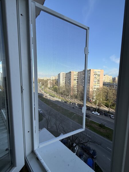 Plase de tantari pe balamale geam si usa - Montaj - Baiatu cu plasele