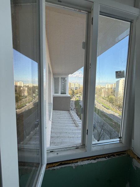 Plase de tantari pe balamale geam si usa - Montaj - Baiatu cu plasele