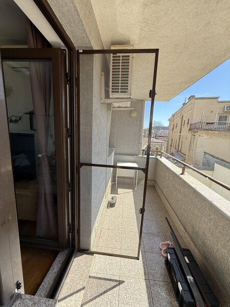 Plase de tantari pe balamale geam si usa - Montaj - Baiatu cu plasele