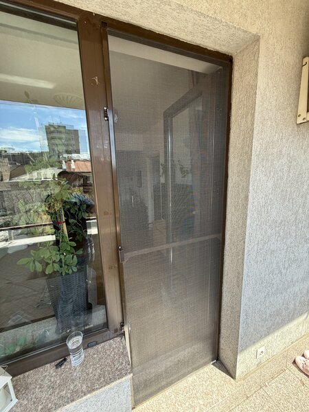 Plase de tantari pe balamale geam si usa - Montaj - Baiatu cu plasele