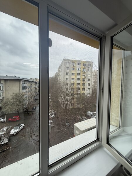 Plase de tantari pe balamale geam si usa - Montaj - Baiatu cu plasele