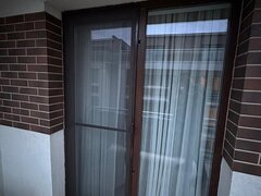 Plase de tantari pe balamale geam si usa - Montaj - Baiatu cu plasele