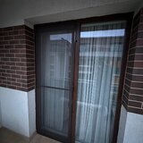 Plase de tantari pe balamale geam si usa - Montaj - Baiatu cu plasele